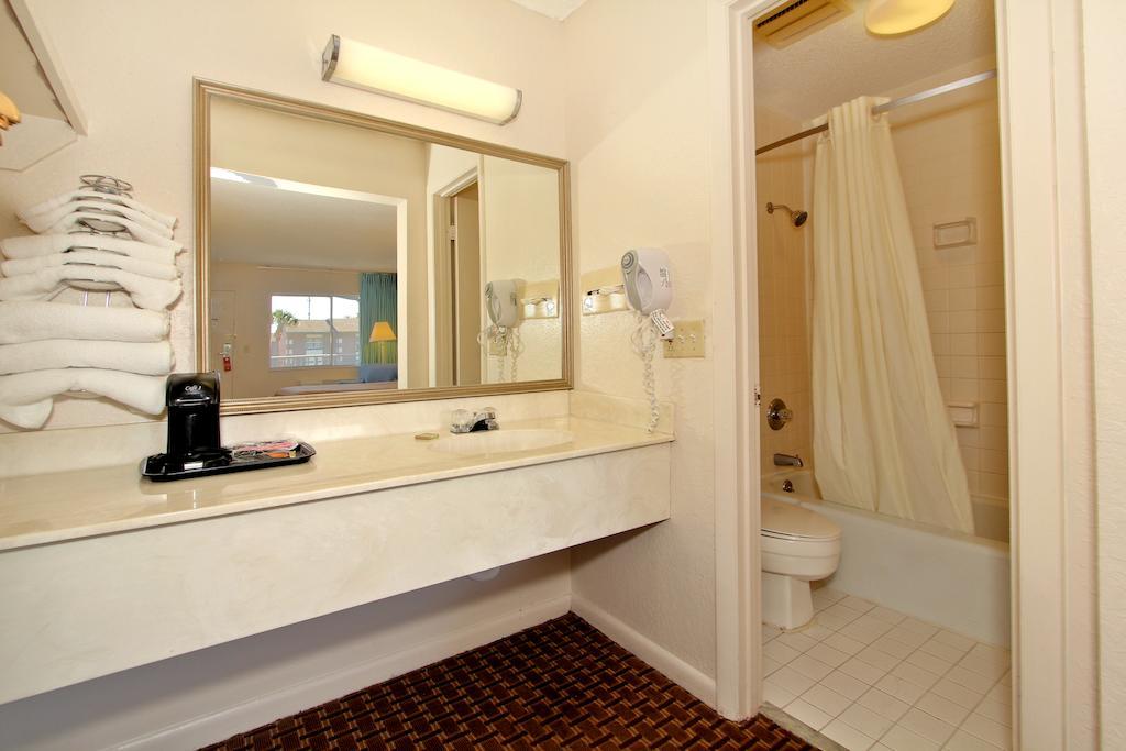 Super 8 By Wyndham Kissimmee Motel Room photo